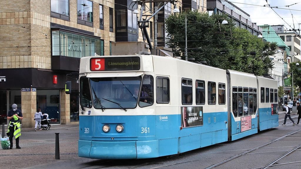 Raitiovaunu suistui raiteiltaan Göteborgissa. Raitiovaunu kuvattuna Göteborgissa elokuussa 2018.
