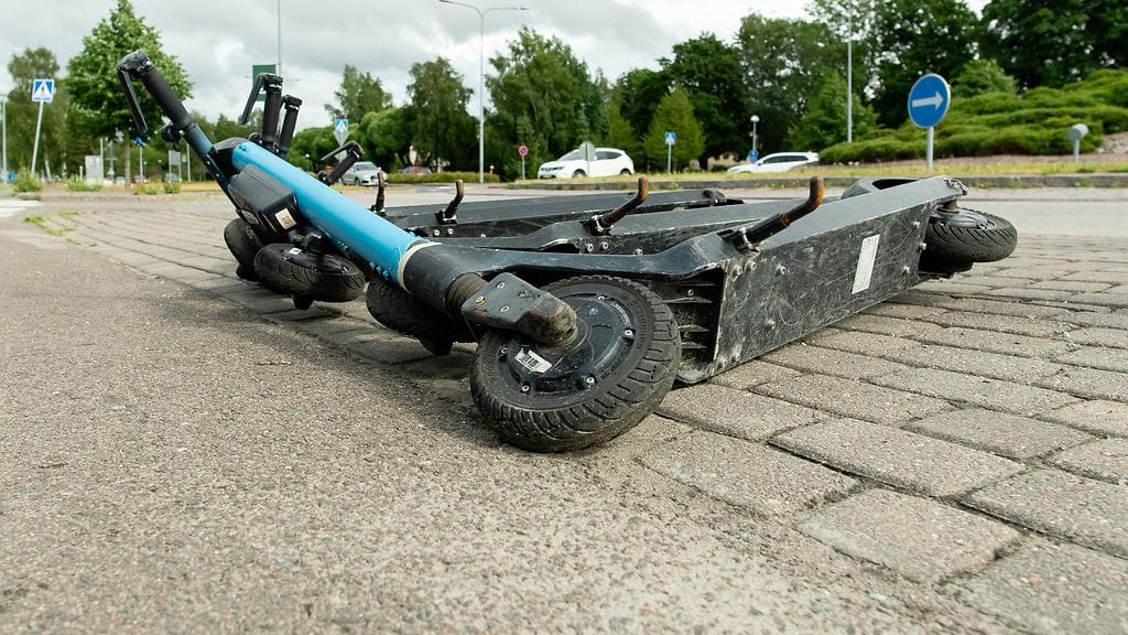 Mies loukkaantui vakavasti sähköpotkulautaonnettomuudessa Seinäjoella. Kuvituskuva.