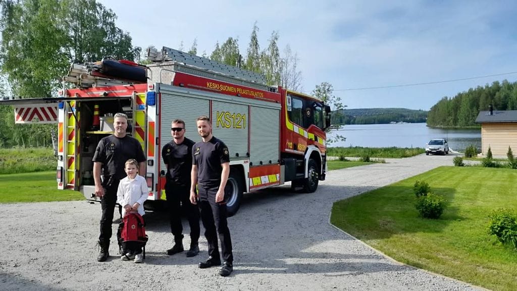 Pelastajat kiittelivät 7-vuotiasta Oskaria esimerkillisestä toiminnasta hätätilanteessa.