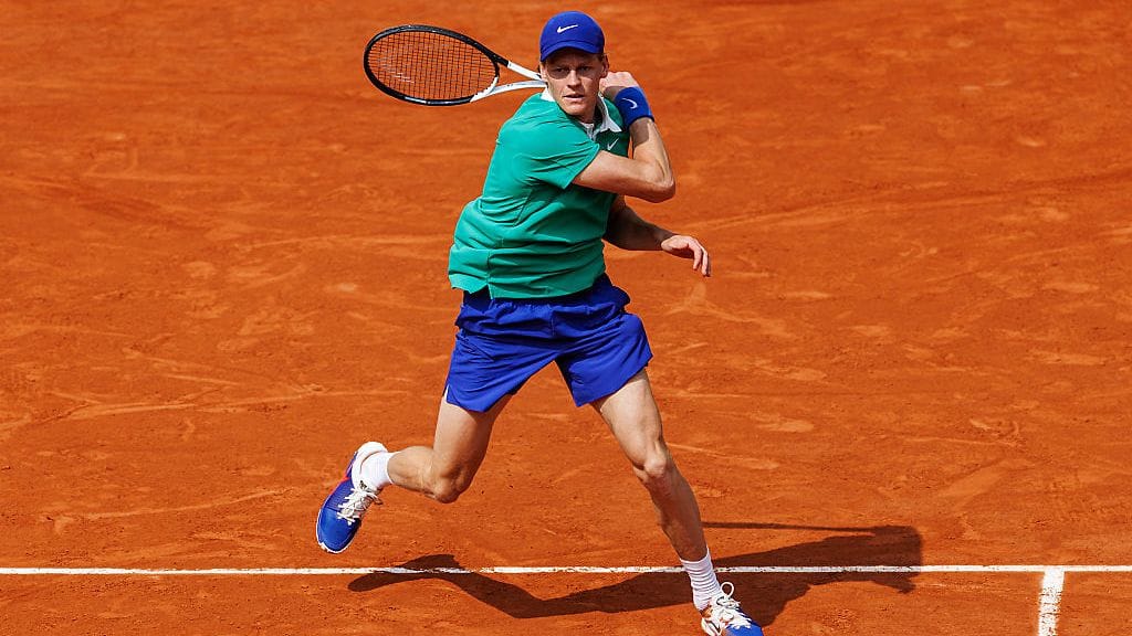 Jannik Sinner vaihtoi mailansa mikrofoniin.