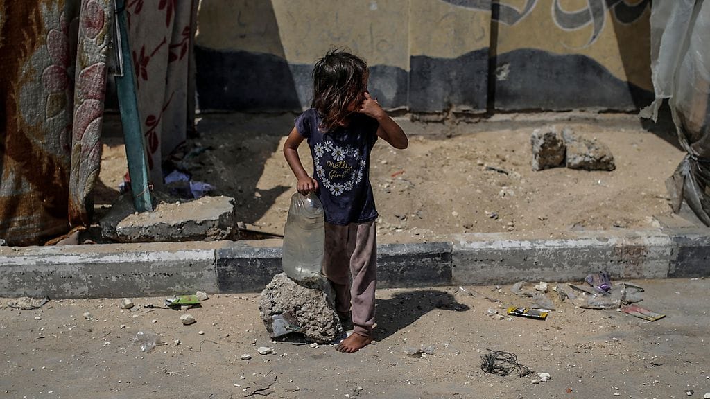 Gazan vesijärjestelmä uhkaa romahtaa. Kuvassa Pohjois-Gazan alueelta perheineen paennut palestiinalainen lapsi seisoo veden täytön jälkeen Khan Younisissa, eteläisellä Gazan alueella syyskuussa 2024.