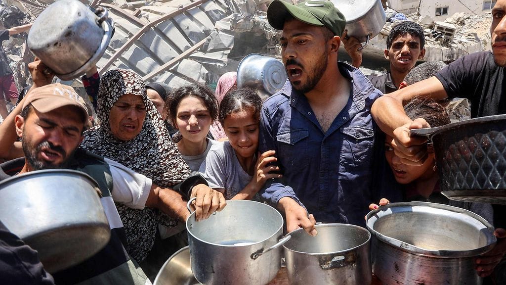 Palestiinalaiset yrittivät saada keskiviikkona ruokaa hyväntekeväisyyskeittiöstä, joka tarjoaa lämpimiä aterioita Rimalin kaupunginosassa Gaza Cityssä.