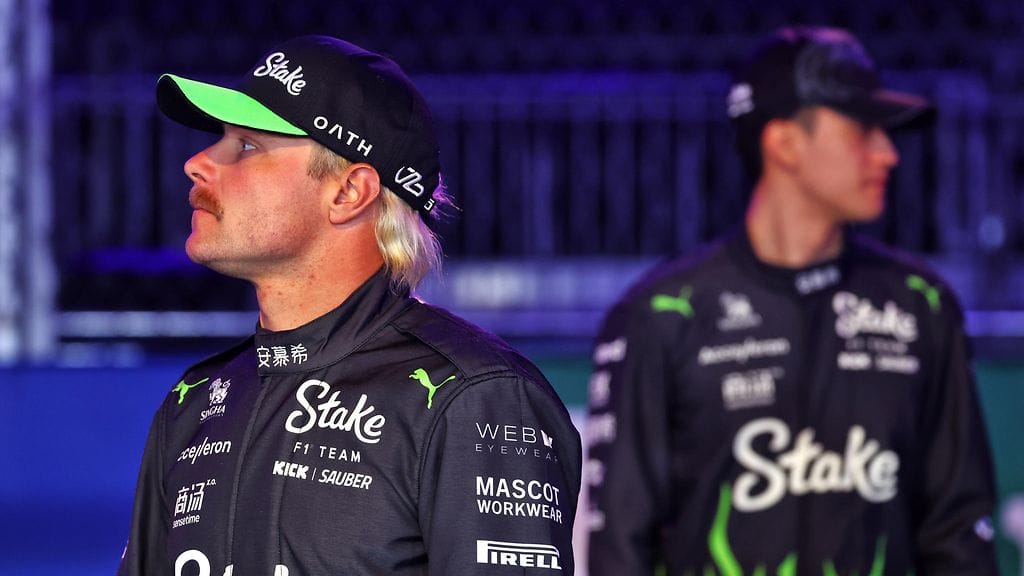 Valtteri Bottas (vas.) ja Zhou Guanyu eivät saaneet Sauberilla aikaiseksi hääviä jälkeä vuosina 2023 ja 2024.