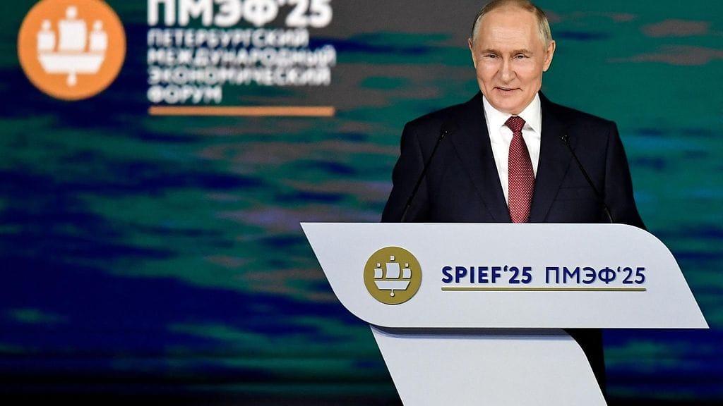 Vladimir Putin mukaan Venäjän puolustusteollisuus menee hyvään suuntaan taloudellisesti.