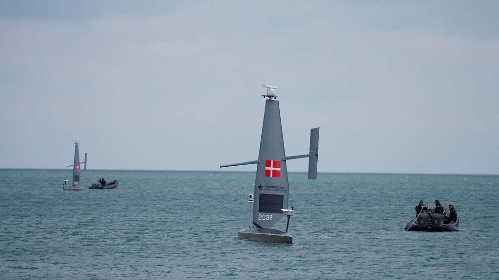 Kuvassa kaksi Saildrone Voyager -alusta Itämerellä Koegen sataman edustalla Tanskassa. Tanskan puolustusministeriö esitteli Saildronen käyttöönottoa ja kapasiteettia maanantaina.