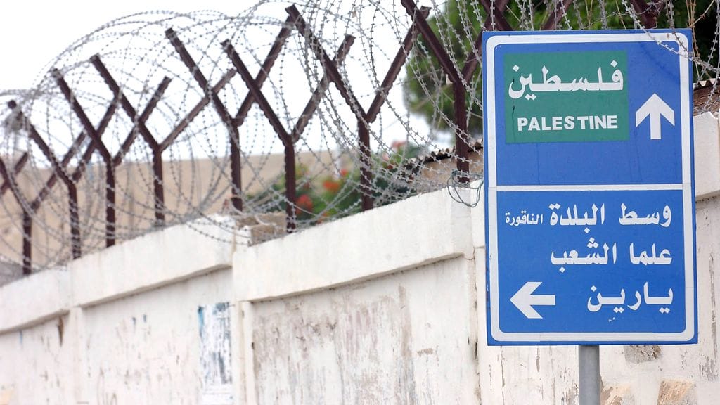 Tiekyltti Naqouran rantakaupungissa, jonka lähelle Israelin asevoimat iski lauantaina.