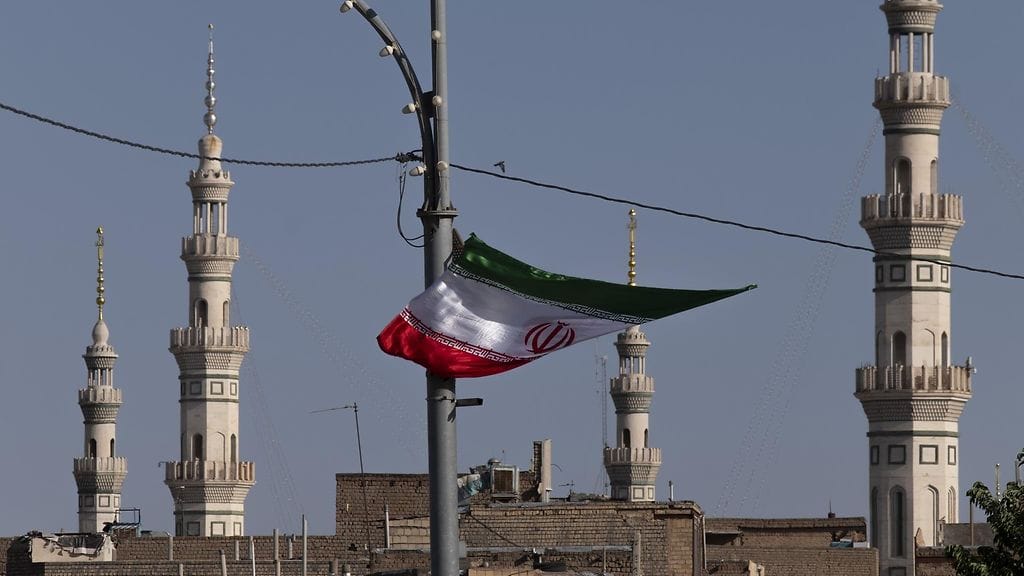 Iranin hallintoa syytetään toimittajien, toisinajattelijoiden ja viranomaisten vainoamisesta länsimaissa.