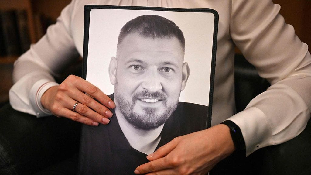 Valko-Venäjällä pitkää tuomiota istunut oppositiojohtaja Sjarhei Tsihanouski (pikkukuvassa) on vapautettu vankilasta.