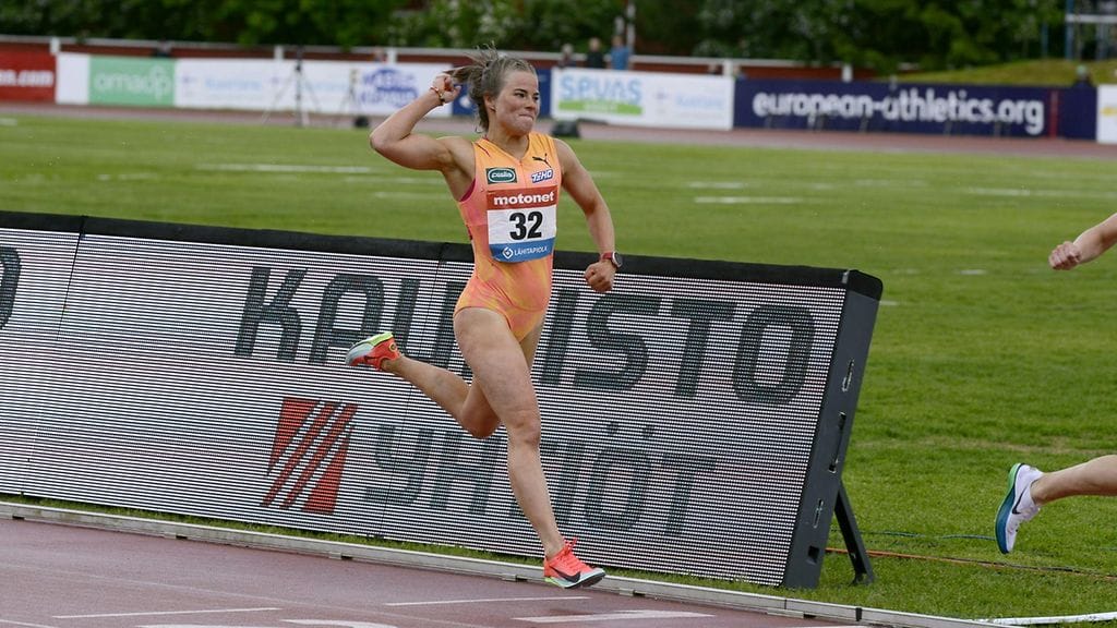 Krista Pärmäkoski juoksi riemuissaan maaliin Kuortaneella.