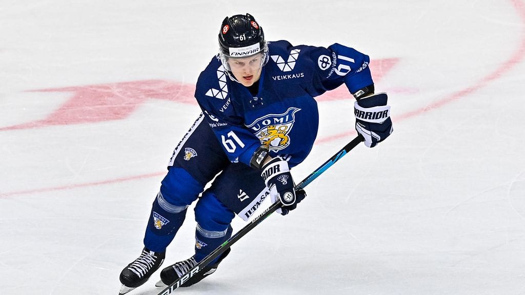 Axel Rindell on MM-hopeamitalisti Leijonista vuodelta 2021.