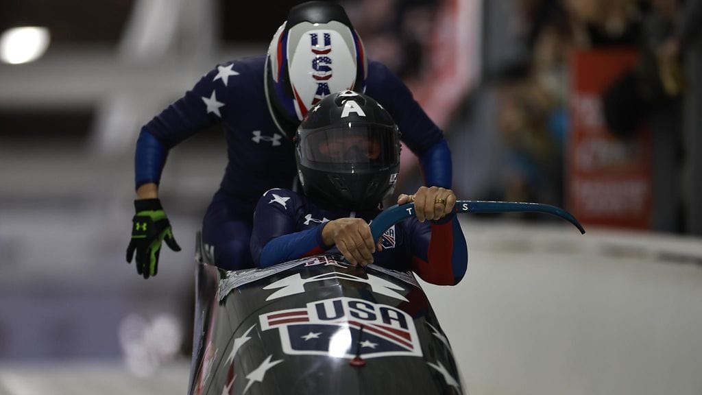 Elana Meyers Taylor ja Lolo Jones rattikelkkailu