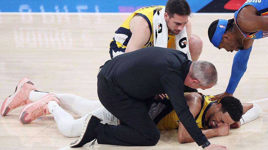 Shai Gilgeous-Alexander riensi tarkistamaan Tyrese Haliburtonin vointia pahan loukkaantumisen jälkeen.