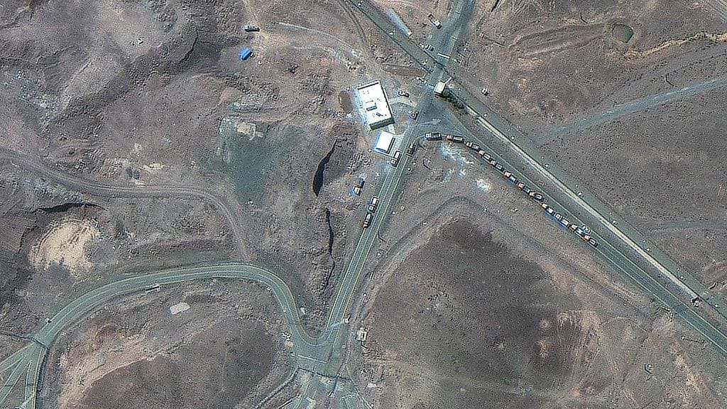 Maxar Technologiesin 19. kesäkuuta ottamassa satelliittikuvassa näkyy kuorma-autoja Iranin Fordowin uraanin rikastuslaitoksen sisäänkäynnin lähellä Qomin kaupungin koillispuolella.