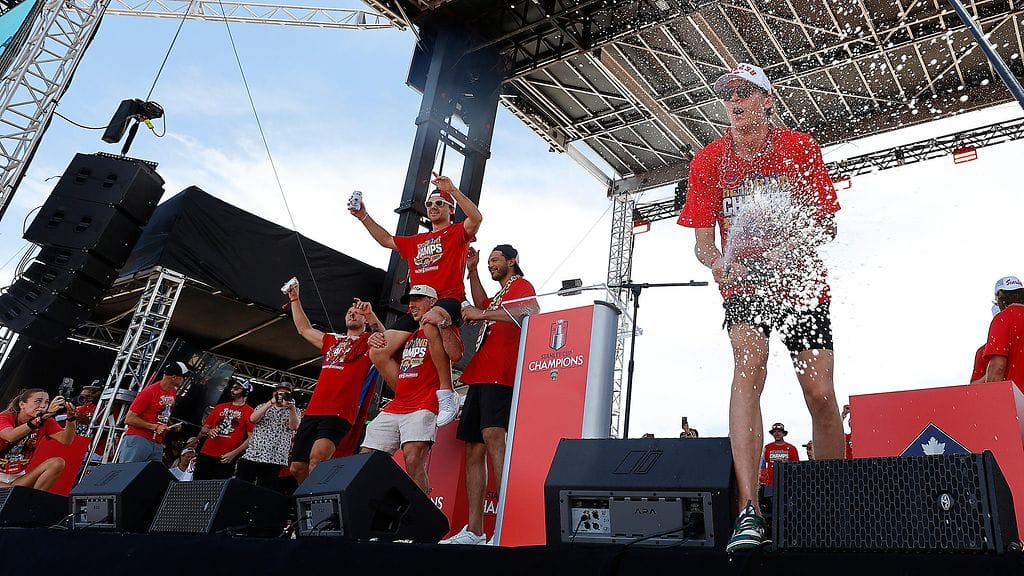 Florida Panthersin pelaajat juhlivat toista peräkkäistä NHL-mestaruuttaan jättiyleisön edessä Fort Lauderdalessa.