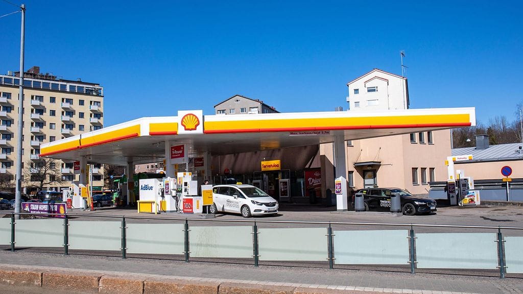 Huoltoasemia suljetaan varsinkin haja-asutusalueilla ja suurten kaupunkien keskustoissa.