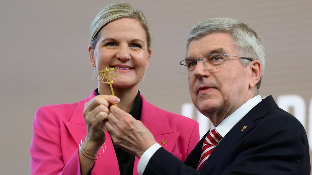 Kirsty Coventry sai Thomas Bachilta kultaisen avaimen.