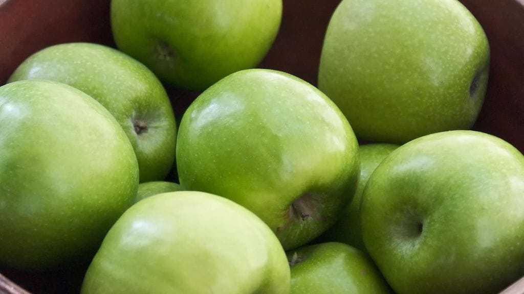 Muun muassa omenat voivat aiheuttaa siitepölyallergikoille ristireaktion.