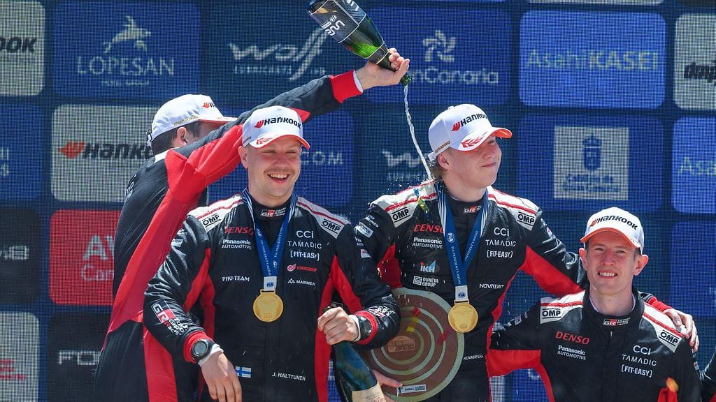 Kalle Rovanperä (toinen oik.) on kukistanut Sébastien Ogierin (vas.) tällä kaudella ainoastaan Kanarian MM-rallissa huhtikuussa.