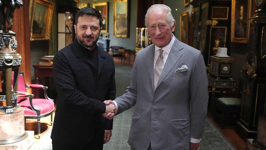 Britannian kuningas Charles III ja Ukrainan presidentti Volodymyr Zelenskyi kättelivät Windsorin linnassa tänään maanantaina.