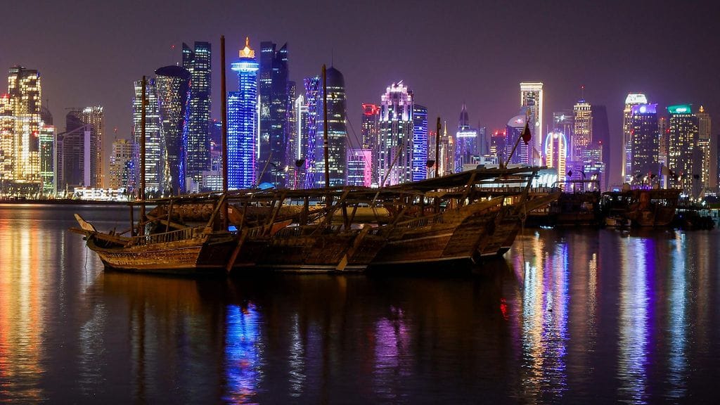 Qatarin pääkaupungin Dohan korkeat talot kuvattuna maanantaina 23. kesäkuuta.