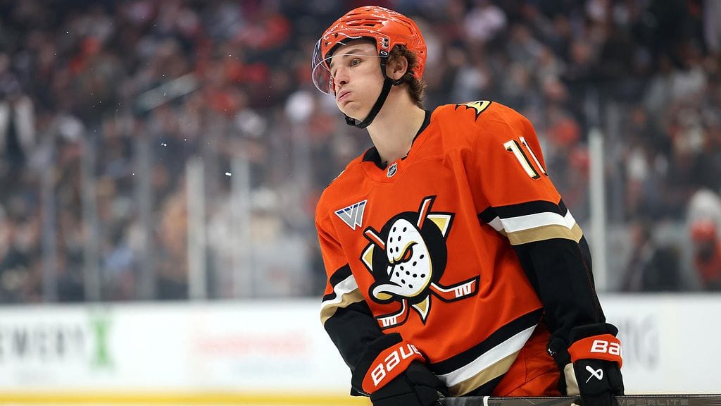 Trevor Zegras vaihtaa seuraa NHL:ssä.