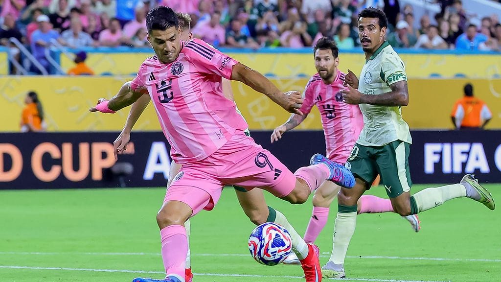 Lionel Messi seurasi taustalla, kun Luis Suarez pamautti Inter Miamin 2–0-johtoon.