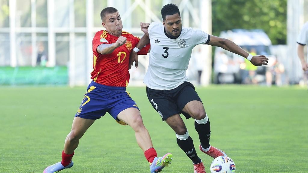 Espanjan Pablo Garcia (vas.) ja Saksan Almugera Kabar taistelemassa pallosta EM-välierässä.