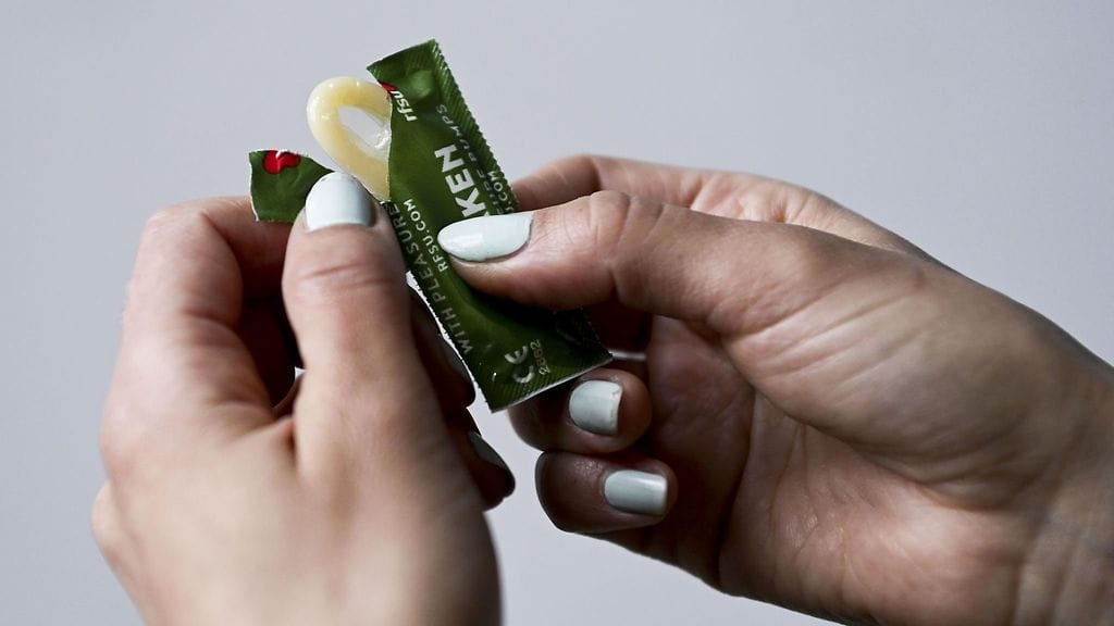Kondomi suojaa seksitaudeilta, kuten tippurilta, jota todettiin Suomessa viime vuonna ennätyspaljon.