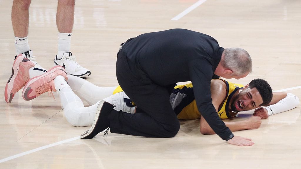 Tyrese Haliburton tuskissaan parketin pinnassa.