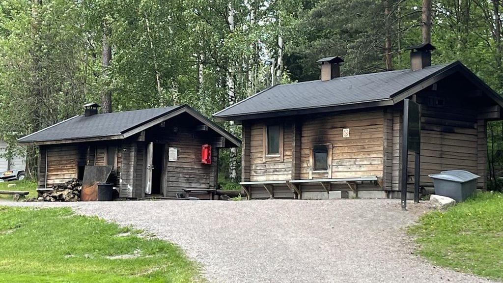 Kuusijärvellä palanut savusauna sijaitsee kuvassa vasemmalla.