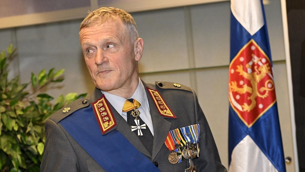 Puolustusvoimain entinen komentaja Timo Kivinen kuvattuna Pääesikunnassa keväällä 2024.