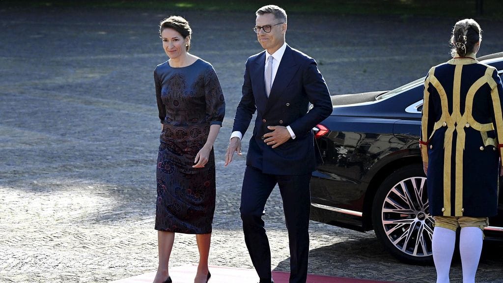 LK 24.6.2025 Presidentti Alexander Stubb ja hänen puolisonsa Suzanne Innes-Stubb saapuvat kuningas Willem-Alexanderin ja kuningatar Maximan isännöimälle illalliselle Huis ten Boschin palatsiin Naton huippukokouksen aikana Haagissa.