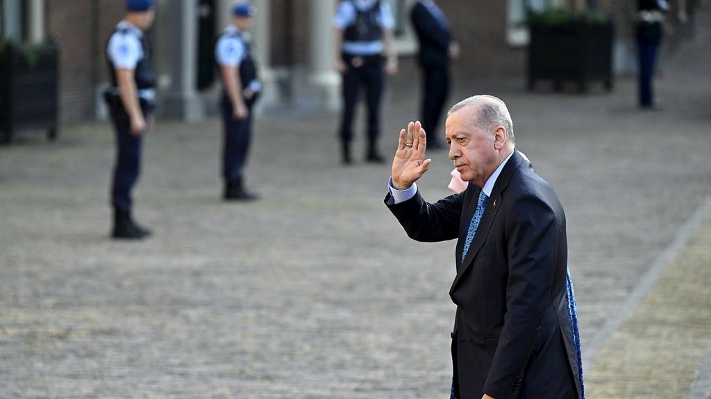 Turkin presidentti Recep Tayyip Erdogan kuvattuna saapumassa tiistaina Haagissa pidetylle juhlaillalliselle.