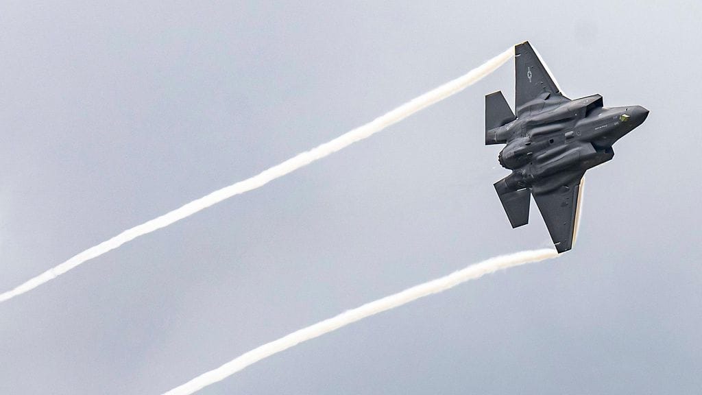 Britannia ostaa tusinan F-35A-hävittäjiä laajentaakseen ydinpelotettaan. Kuvituskuvassa F-35A Lightning II -hävittäjä lentonäytöksessä Yhdysvalloissa.