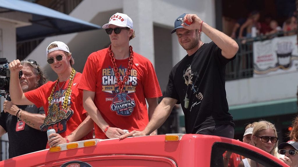 Anton Lundell, Niko Mikkola ja Aleksander Barkov kuvattuna Floridan mestaruusparaatissa.