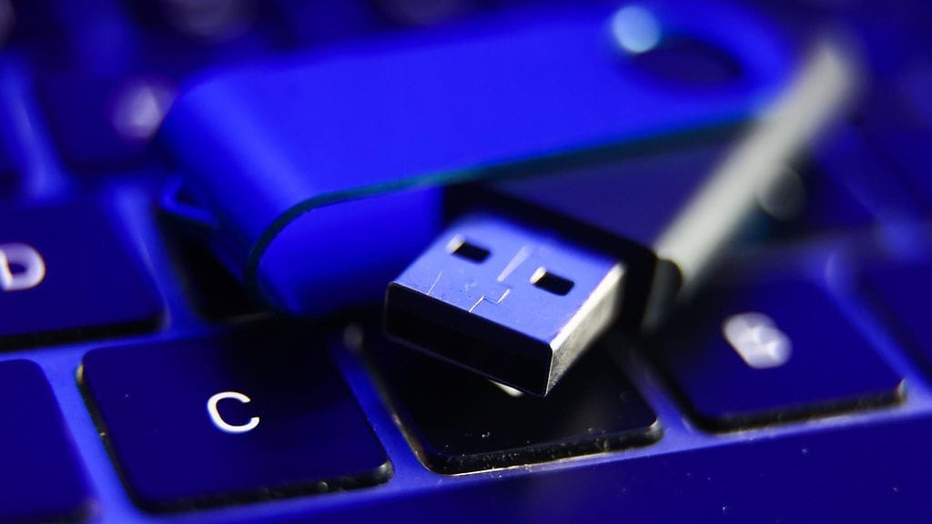 Majuri hukkasi muistitikun, joka sisälsi salaisiksi luokiteltuja asiakirjoja ilman pin-lukitusta. Kuvituskuva.