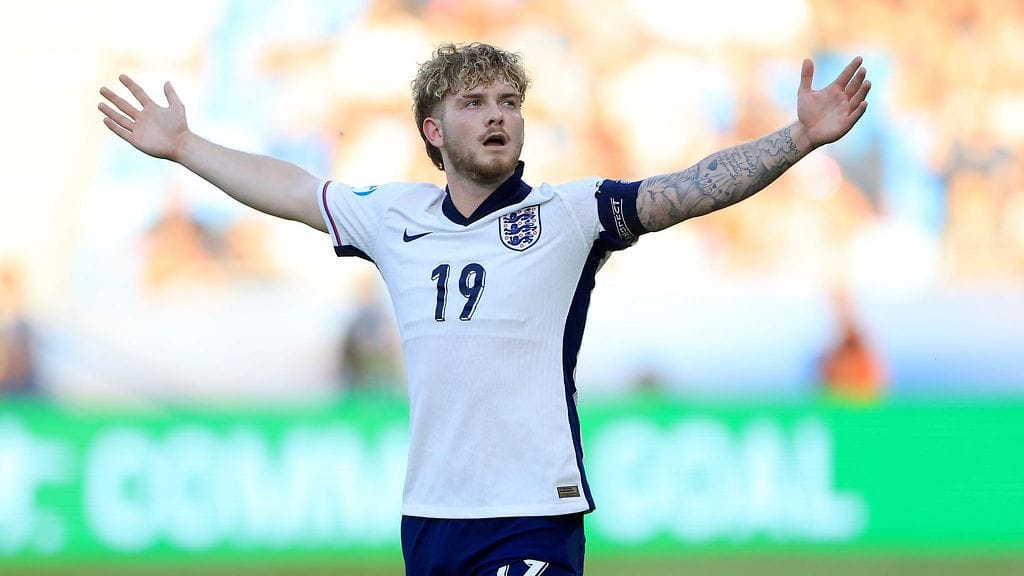 Harvey Elliott teki Englannin maalit.