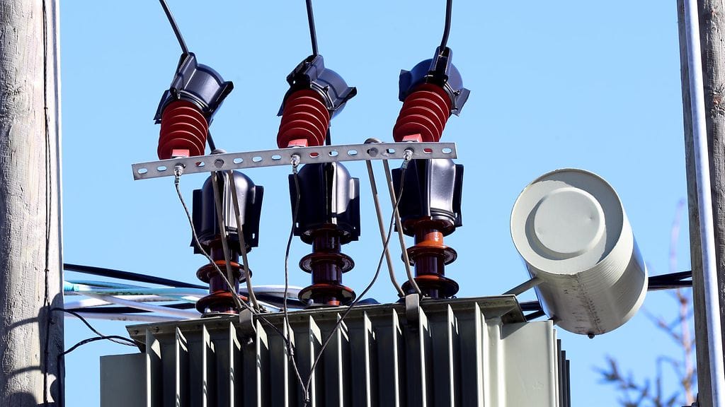 Sähkömuuntajien suuri verkkojännite voi aiheuttaa voimakkaan sähköiskun pelkästä kosketuksesta. Kuvituskuva.