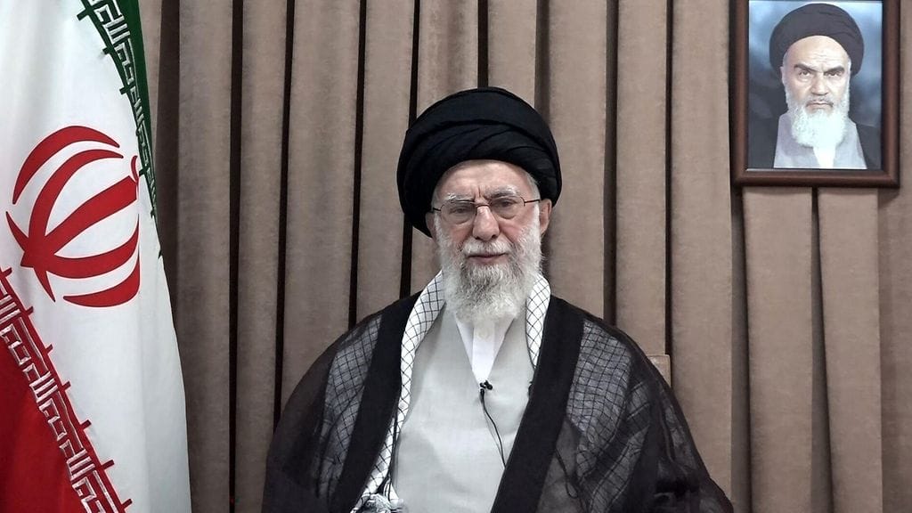 Iranin korkein johtaja, ajatollah Ali Khamenei julisti Iranin voittoa ensimmäisessä julkisessa lausunnossaan aselevon alkamisen jälkeen.