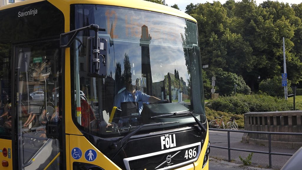 Turun seudun paikallisbussi ajoi ojaan väistettyään traktoria Vapparintiellä Turussa.