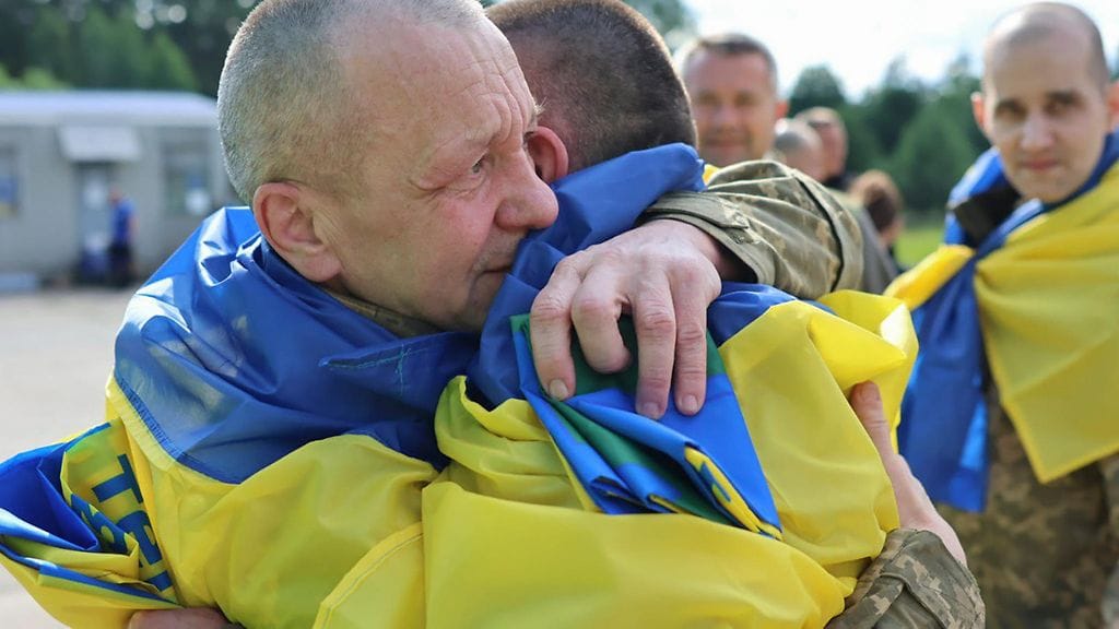 Kuva ukrainalaisista sotavangeista sen jälkeen, kun heidät vapautettiin 26.6.2025.