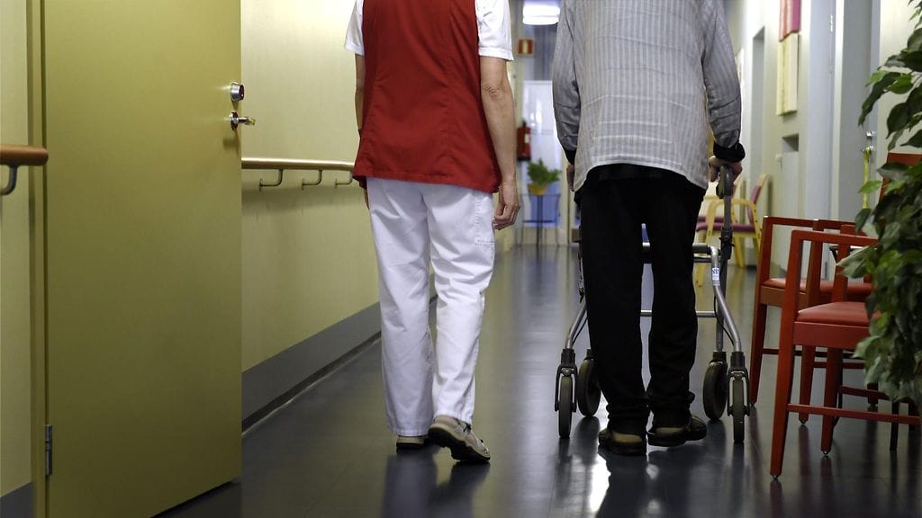 Suurin osa iäkkäiden ympärivuorokautisen hoivan yksiköistä on laskenut henkilöstömitoitustaan.