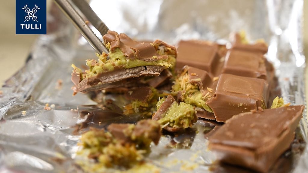 Suklaanäytteiden valmistelua Tullilaboratoriossa. Kuvausta varten järjestetty tilanne.