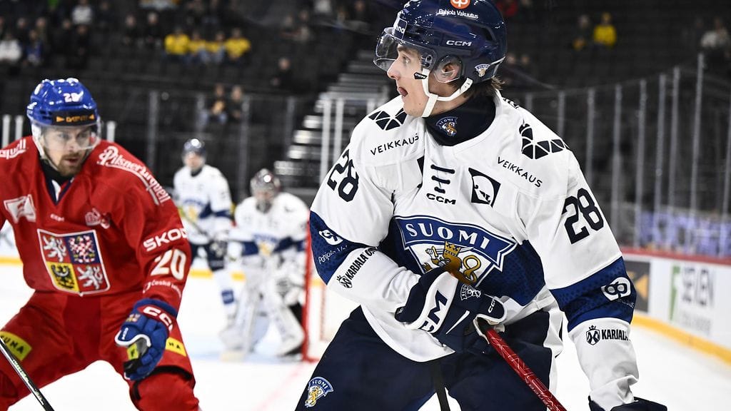 Tobias Winberg (kuvassa oikealla) palaa SM-liigaan.