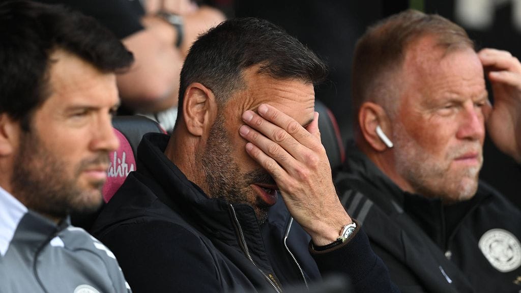 Ruud van Nistelrooy (käsi naaman edessä).