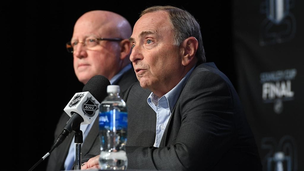 NHL:n komissaari Gary Bettman (etualalla) ja NHL:n varakomissaari Bill Daly (taka-alalla).