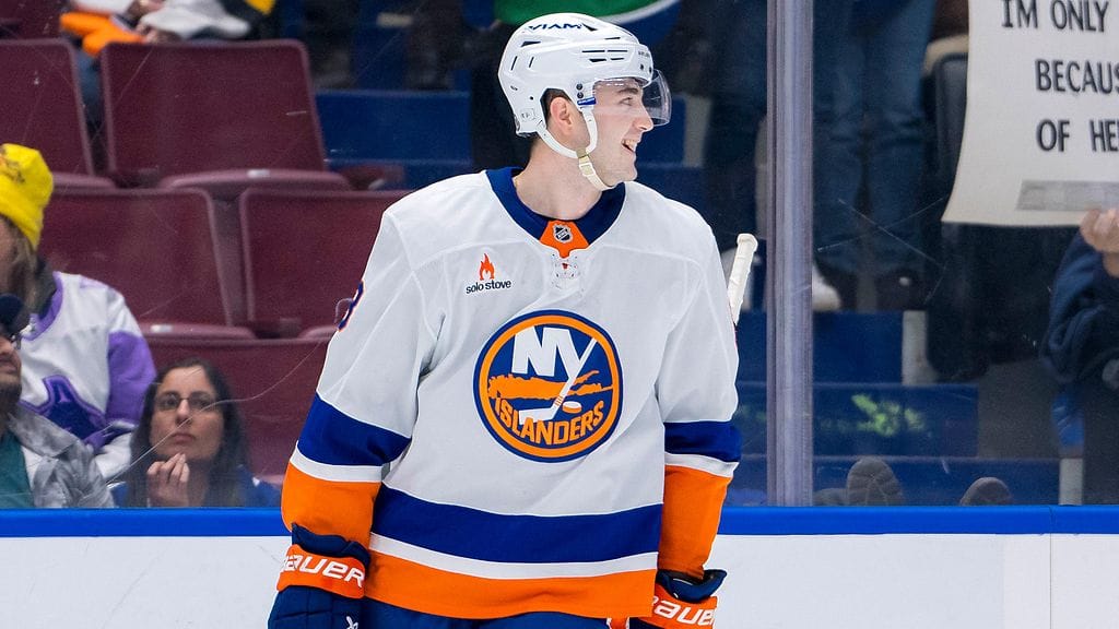 Noah Dobson (kuvassa) siirtyy Montreal Canadiensiin.