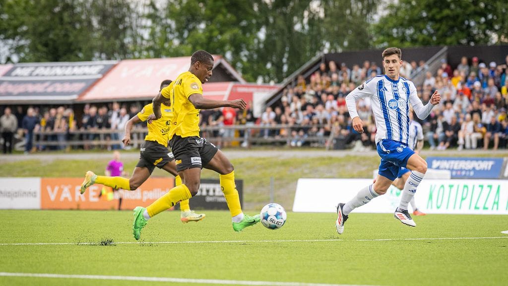 Joslyn Luyeye-Lutumba (kuvan keltapaita, etualalla) iski hattutempun HJK:n verkkoon.