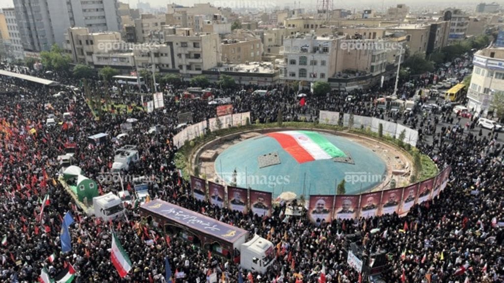 Iranin pääkaupungissa Teheranissa on aloitettu valtiollinen hautajaisseremonia Israelin iskuissa surmansa saaneille sotilaille ja tutkijoille.