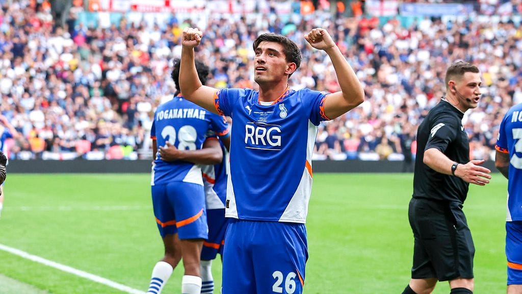 Kian Harratt iski Oldhamille ratkaisuosuman, jolla joukkue nousi sarjaporrasta ylemmäs.